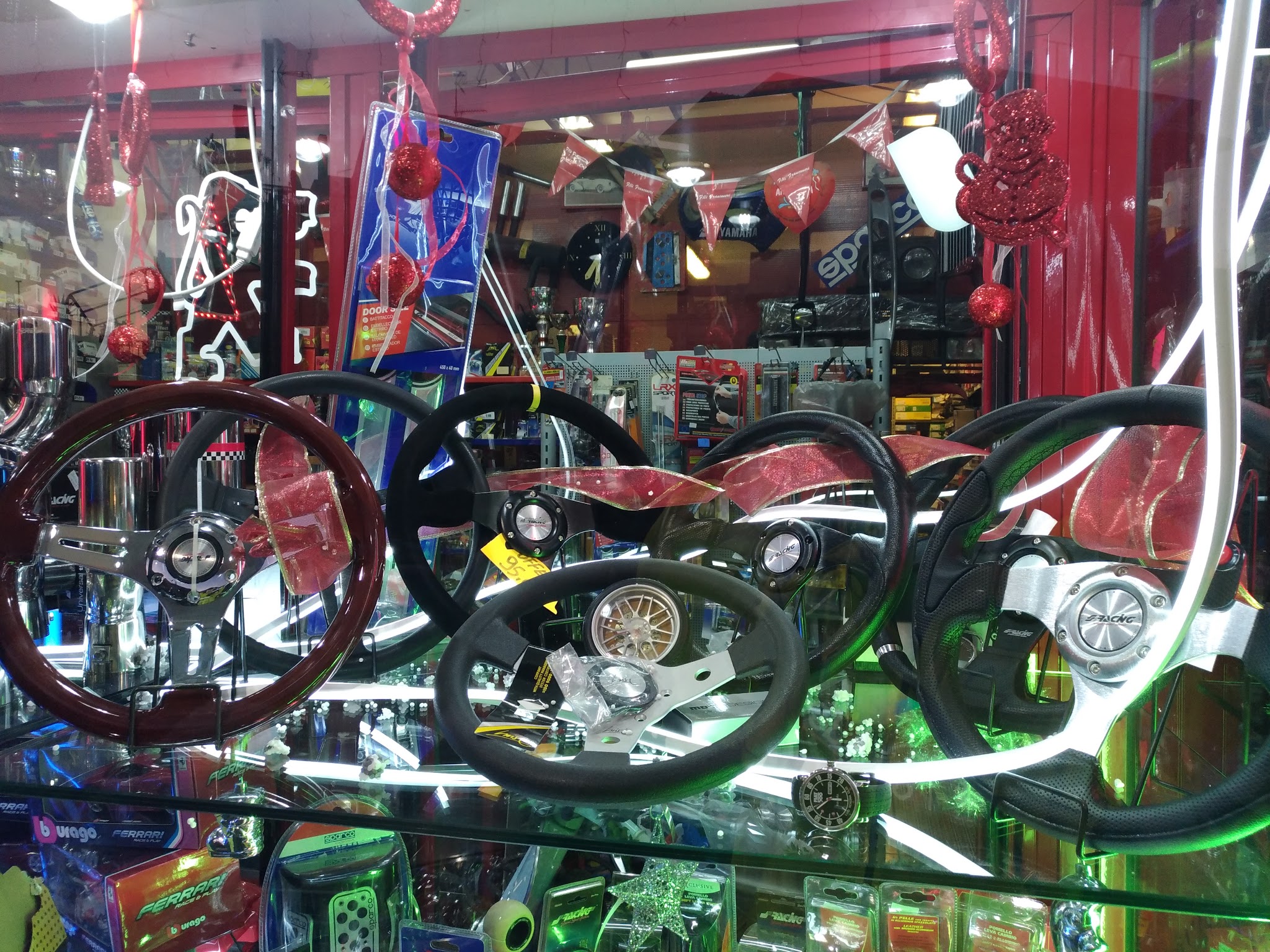 Volanti sportivi esposti nel negozio