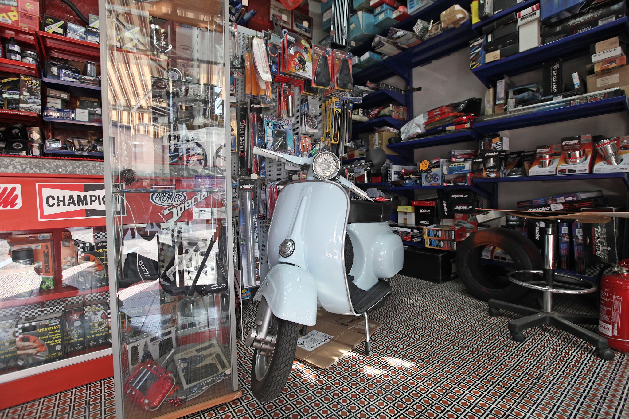 Scooter e accessori all'interno dell'autoricambi