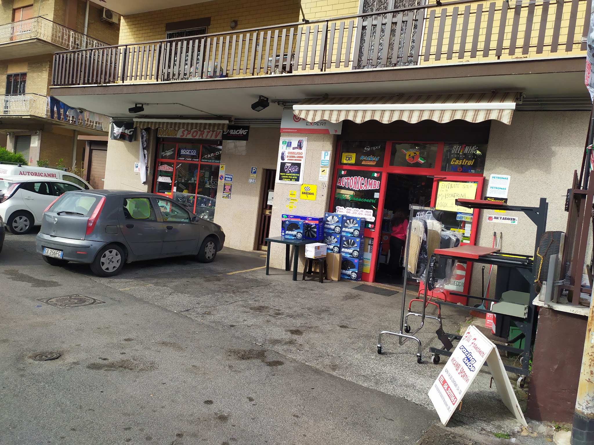 L'esterno del negozio in Via dei Centauri